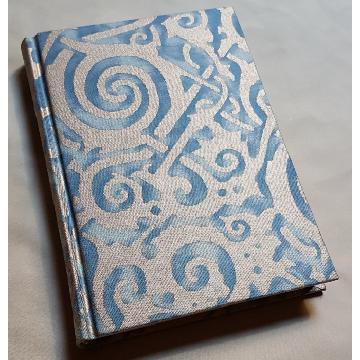Quaderno con Copertina Rivestita in Tessuto Fortuny Maori Azzurro e oro